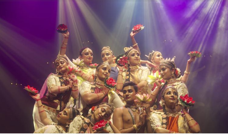 Milano si accende per la Diwali 2024: tradizioni e spiritualità indiane in uno spettacolo di musica, danze e colori